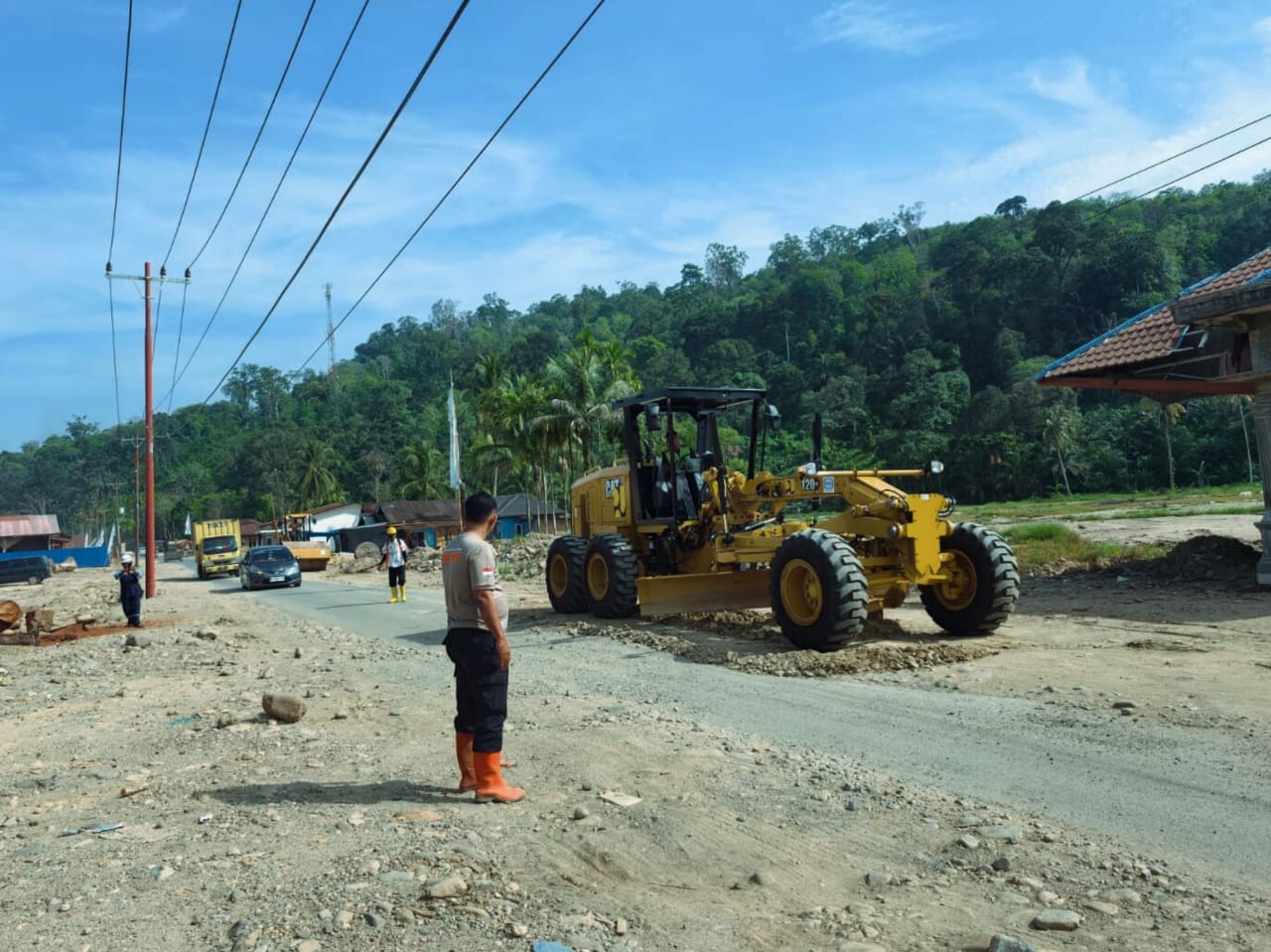 Brimob Batalyon C Turun ke Lokasi Huntara, Gotong Royong Bangun Kembali Desa Bersama Warga