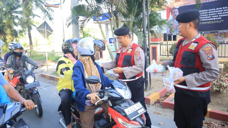 Pererat Sinergi di Bulan Suci Ramadhan, Polres Langkat Bersama Element Cipayung Berbagi Takjil