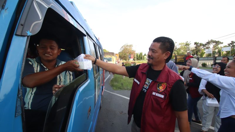 Satreskrim Polres Sergai Berbagi Takjil Berbuka Puasa Kepada Pengendara