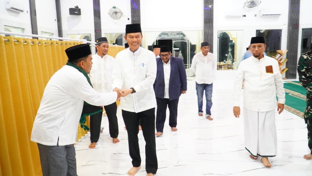 Sekda Amril Pimpin Tim II Safari Ramadhan di Stabat, Serahkan Hibah Rp20 Juta untuk Masjid