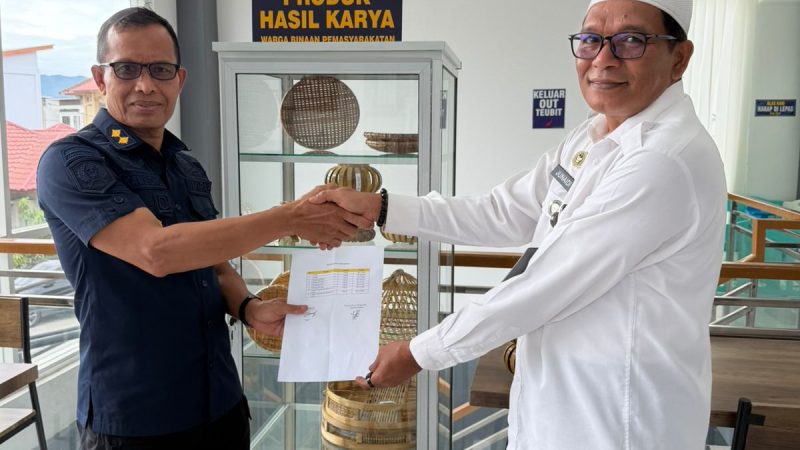 Wujud Hasil Kemandirian, Lapas Kelas IIA Banda Aceh kembali serahkan Display Karya WBP kepada Kantor Imigrasi Kelas I TPI Banda Aceh