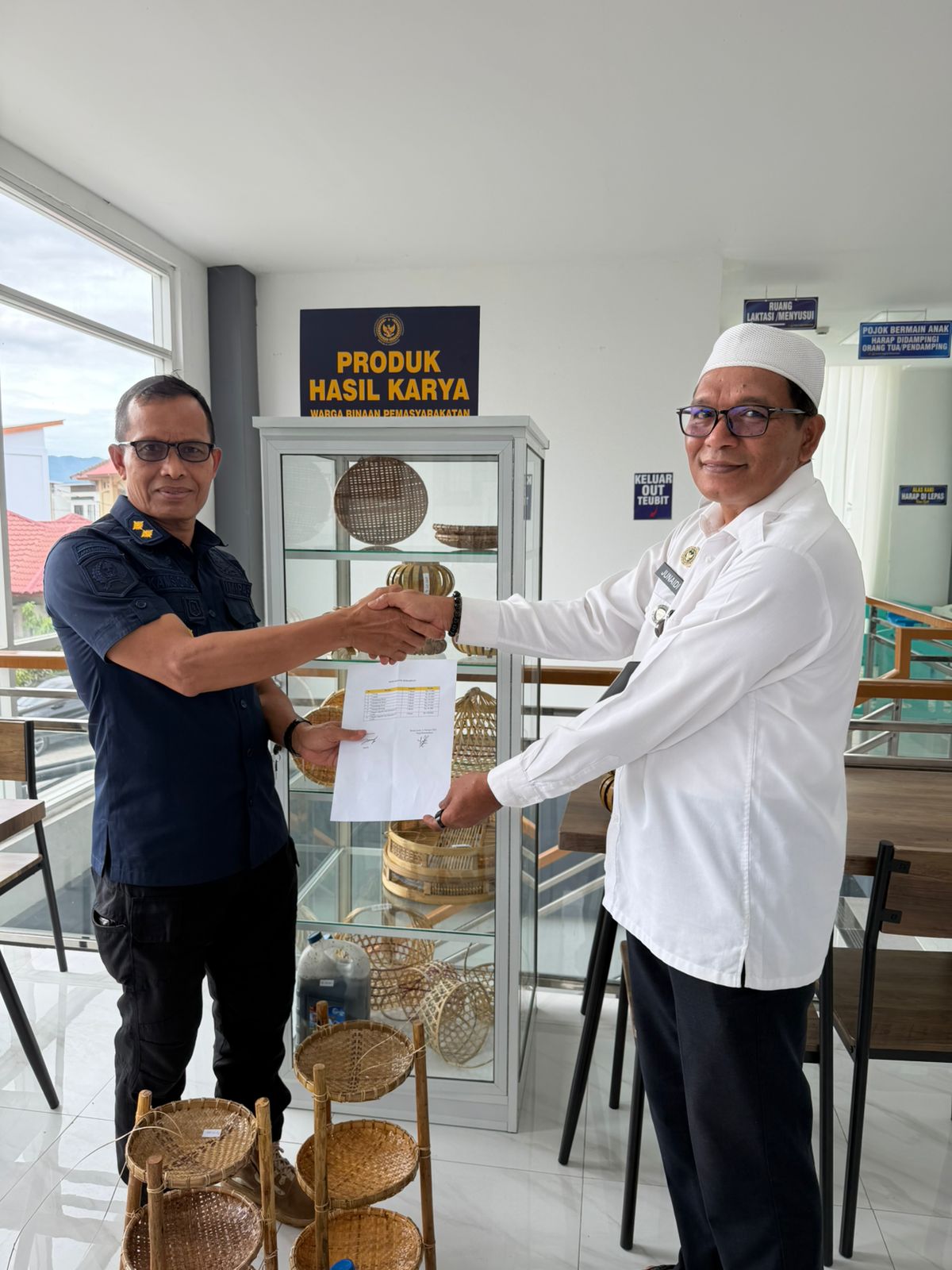 Wujud Hasil Kemandirian, Lapas Kelas IIA Banda Aceh kembali serahkan Display Karya WBP kepada Kantor Imigrasi Kelas I TPI Banda Aceh