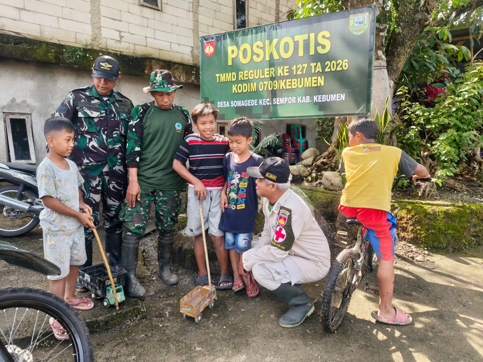 Ketika Tawa Anak-anak Menyapa Hangat Prajurit di Poskotis Somagede