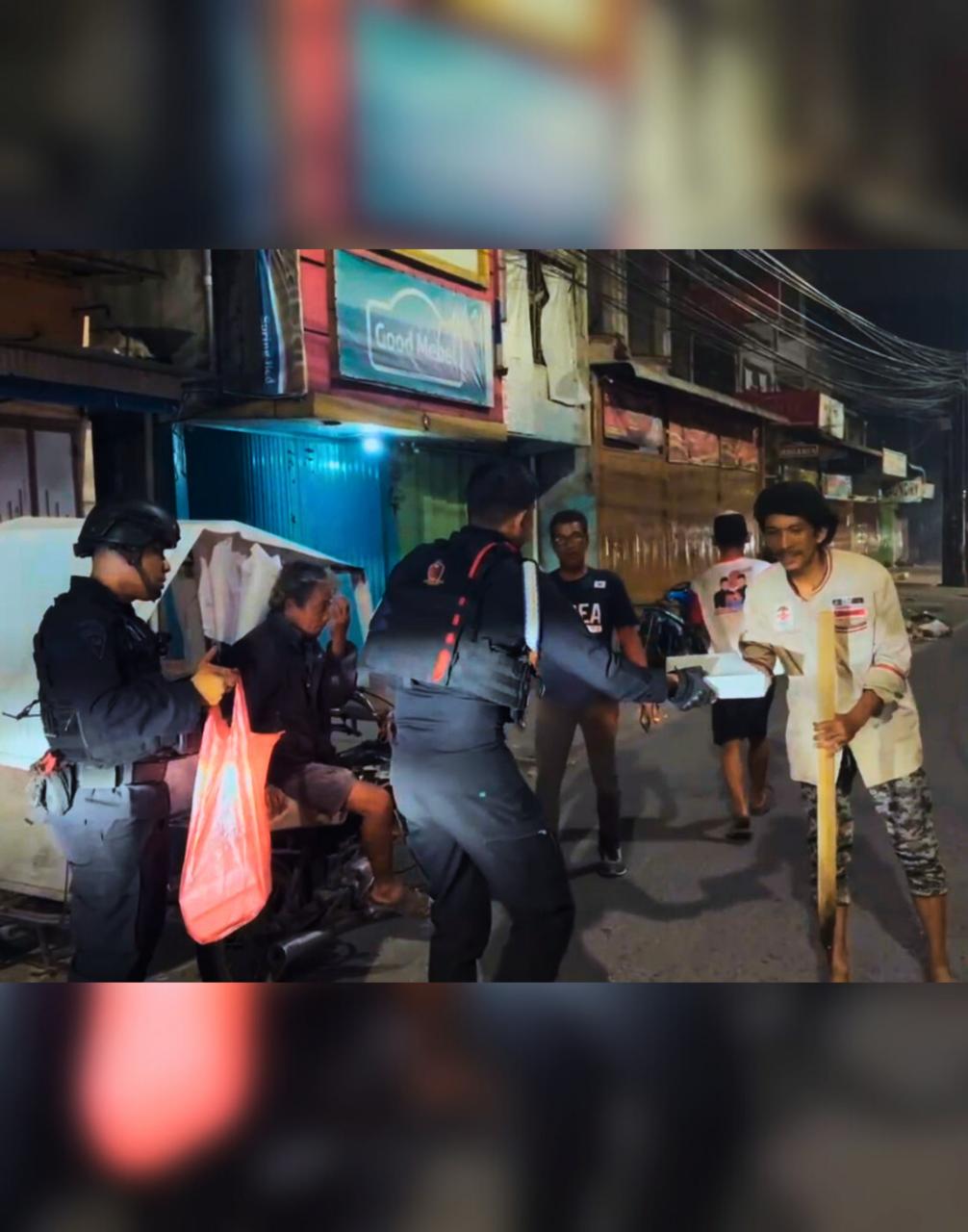 Aksi Kepedulian Ramadan, Brimob Sumut Menyapa Warga di Underpass Denai Medan dengan Sajian Sahur