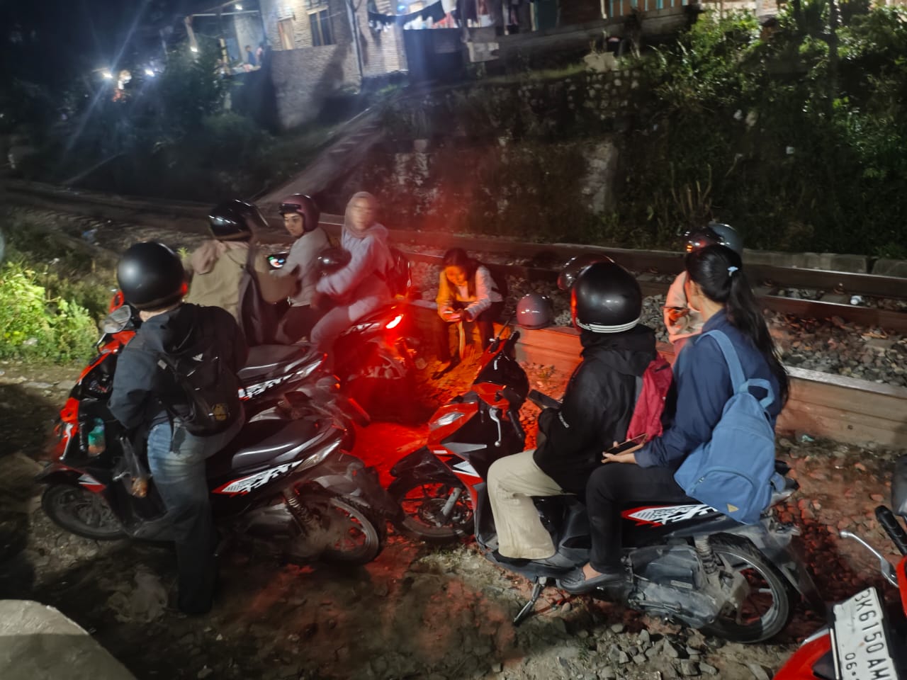 Segerombolan Juru Tagih MEKAR Lakukan Penagihan di Luar Jam Kerja dan Diduga Kuat Intimidasi Debitur, Warga Geram Panggil Polisi