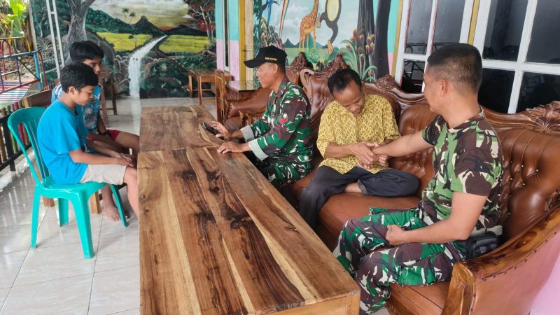 Di Bawah Terik dan Debu, Sentuhan Rakyat Menguatkan Langkah Prajurit