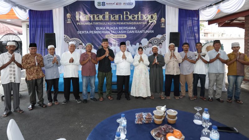 Wali Kota Wesly Silalahi SH MKn Serahkan Tali Asih dan Santunan kepada Jamaah, BKM, dan Ustadz di Acara Ramadhan Berbagi PDAM Tirta Uli Pematangsiantar