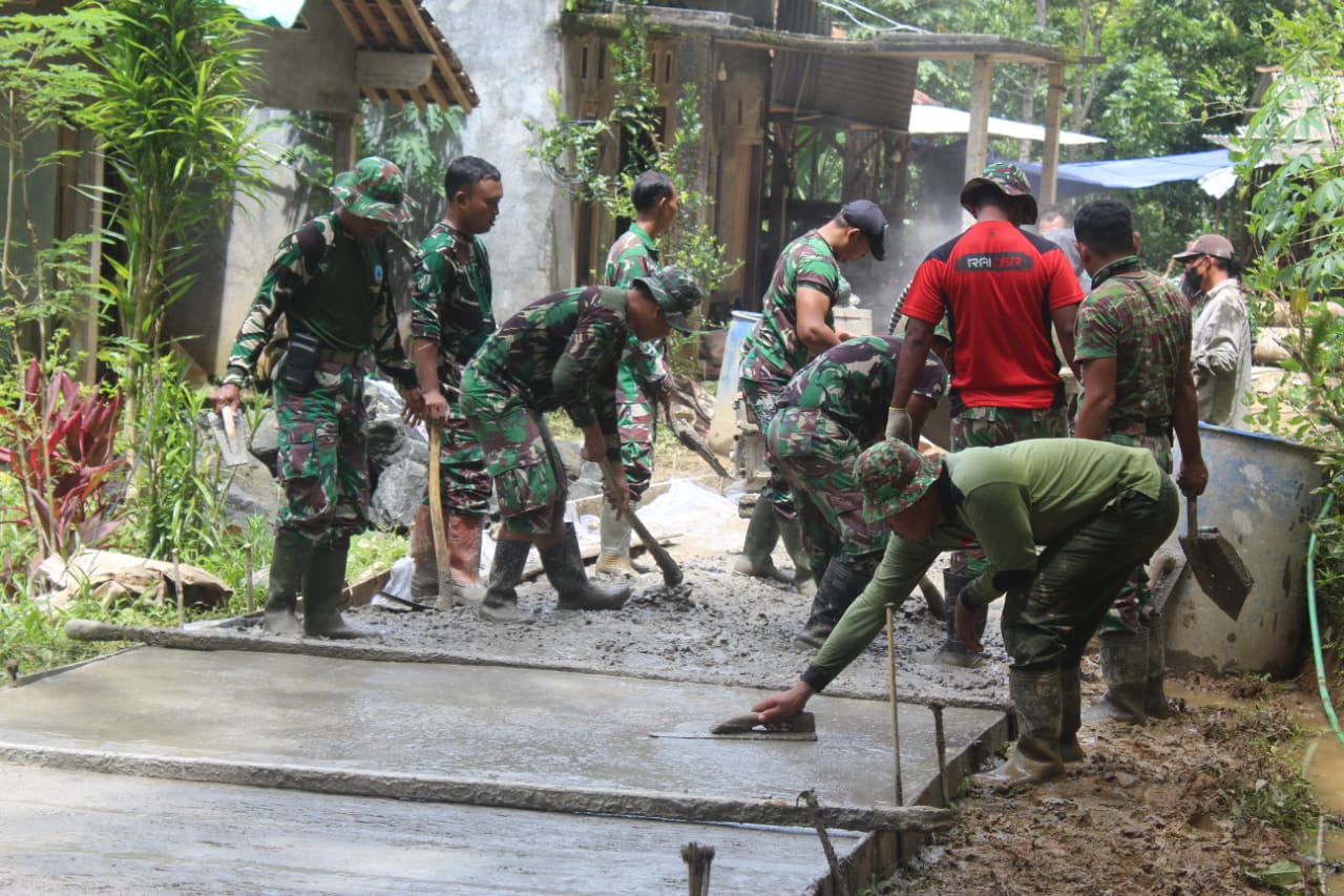 Di Atas Beton Pengabdian, Prajurit dan Rakyat Somagede Menyatukan Langkah Demi Negeri