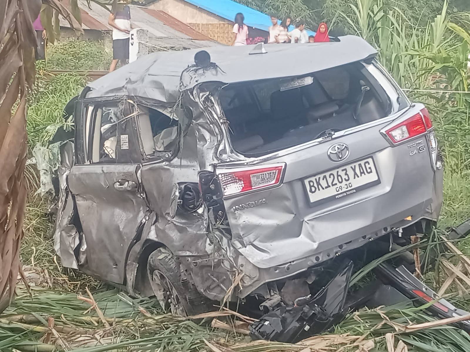 Palang Perlintasan Diduga Rusak, Kijang Innova Tertabrak Kereta Api Sribillah di Sergai