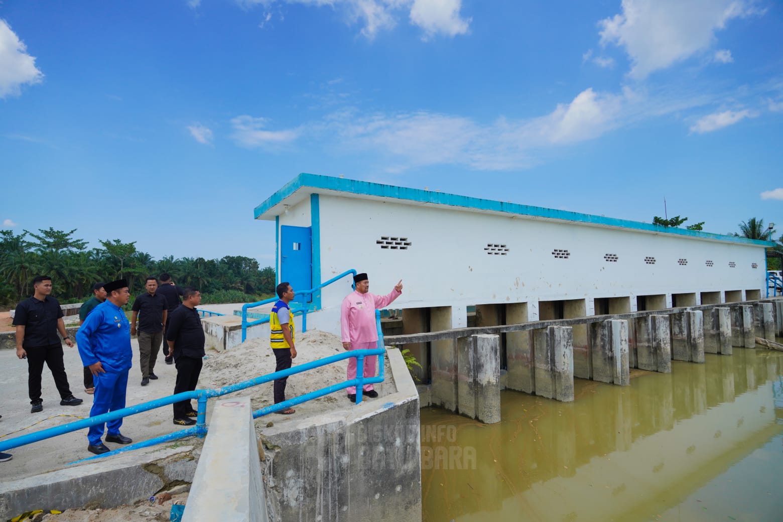 Bupati Baharuddin Siagian Tinjau Langsung Pembangunan Penahan Tanah dan Bendungan Tanah Merah
