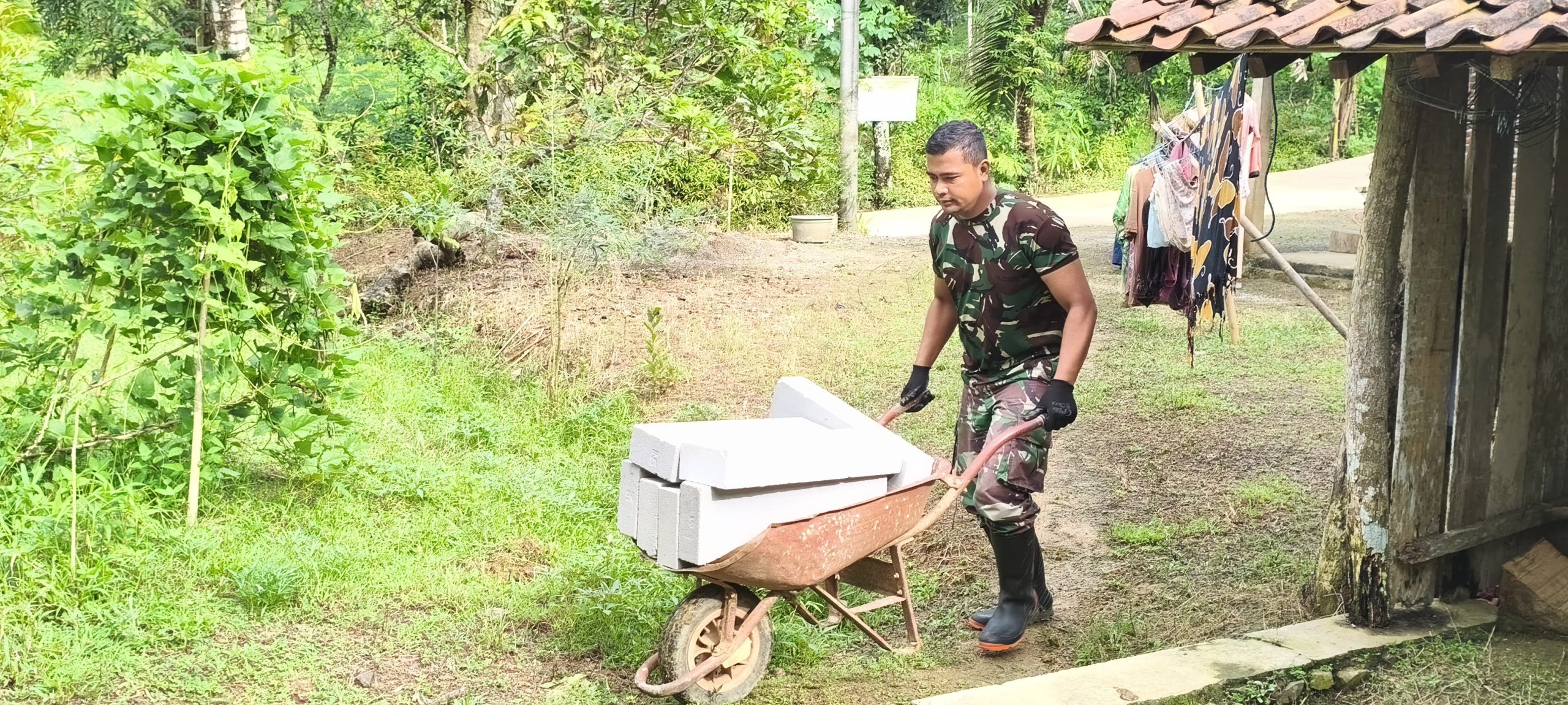 Diatas Pundak Ikhlas, Herbel-Herbel Harapan untuk MCK Layak