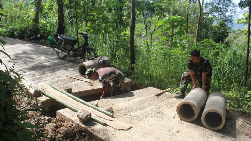 Air Mengalir, Asa Menguat: Satgas TMMD Kebumen Bangun Gorong-gorong di Jalan Rabat Beton