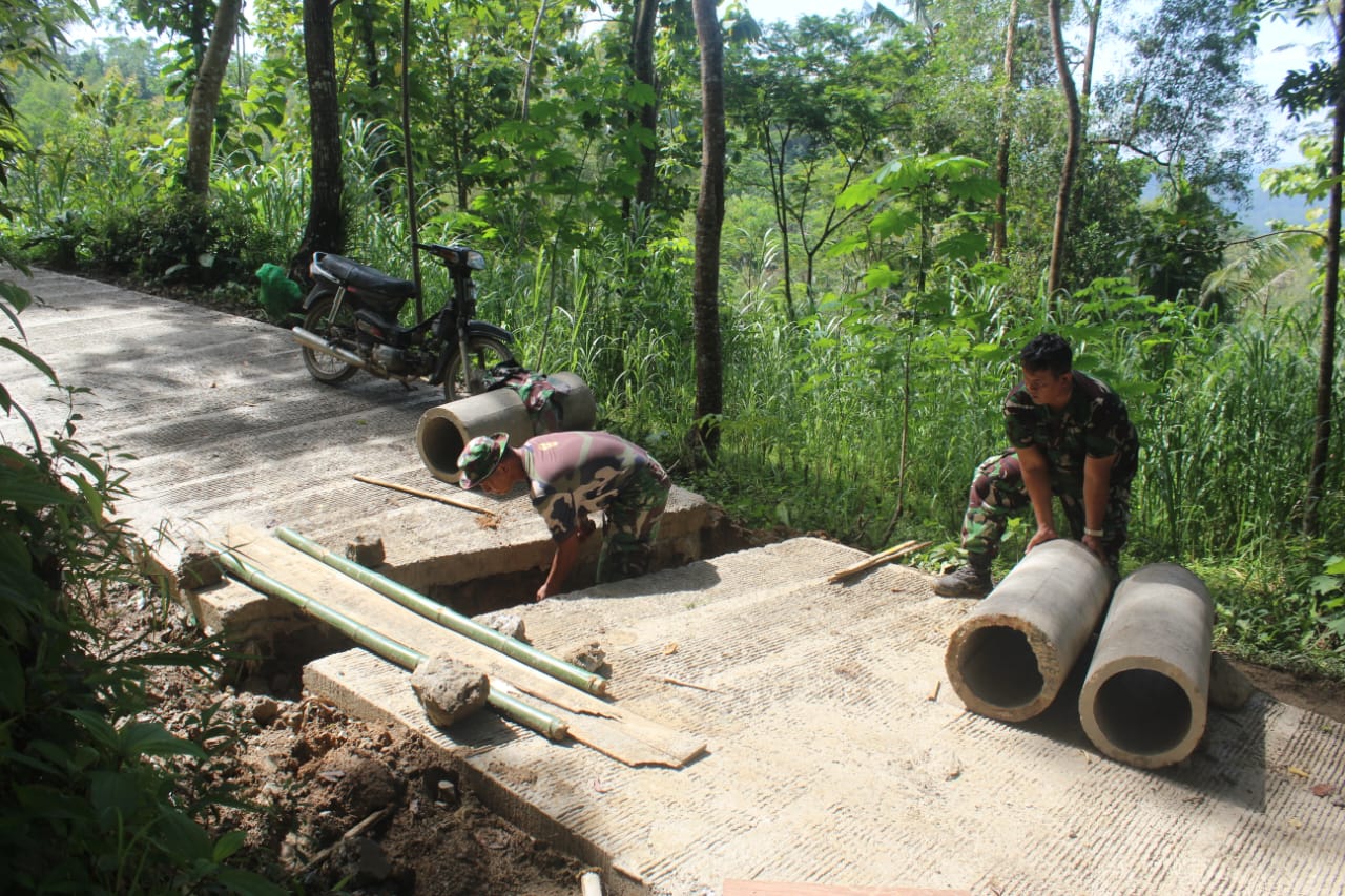 Air Mengalir, Asa Menguat: Satgas TMMD Kebumen Bangun Gorong-gorong di Jalan Rabat Beton
