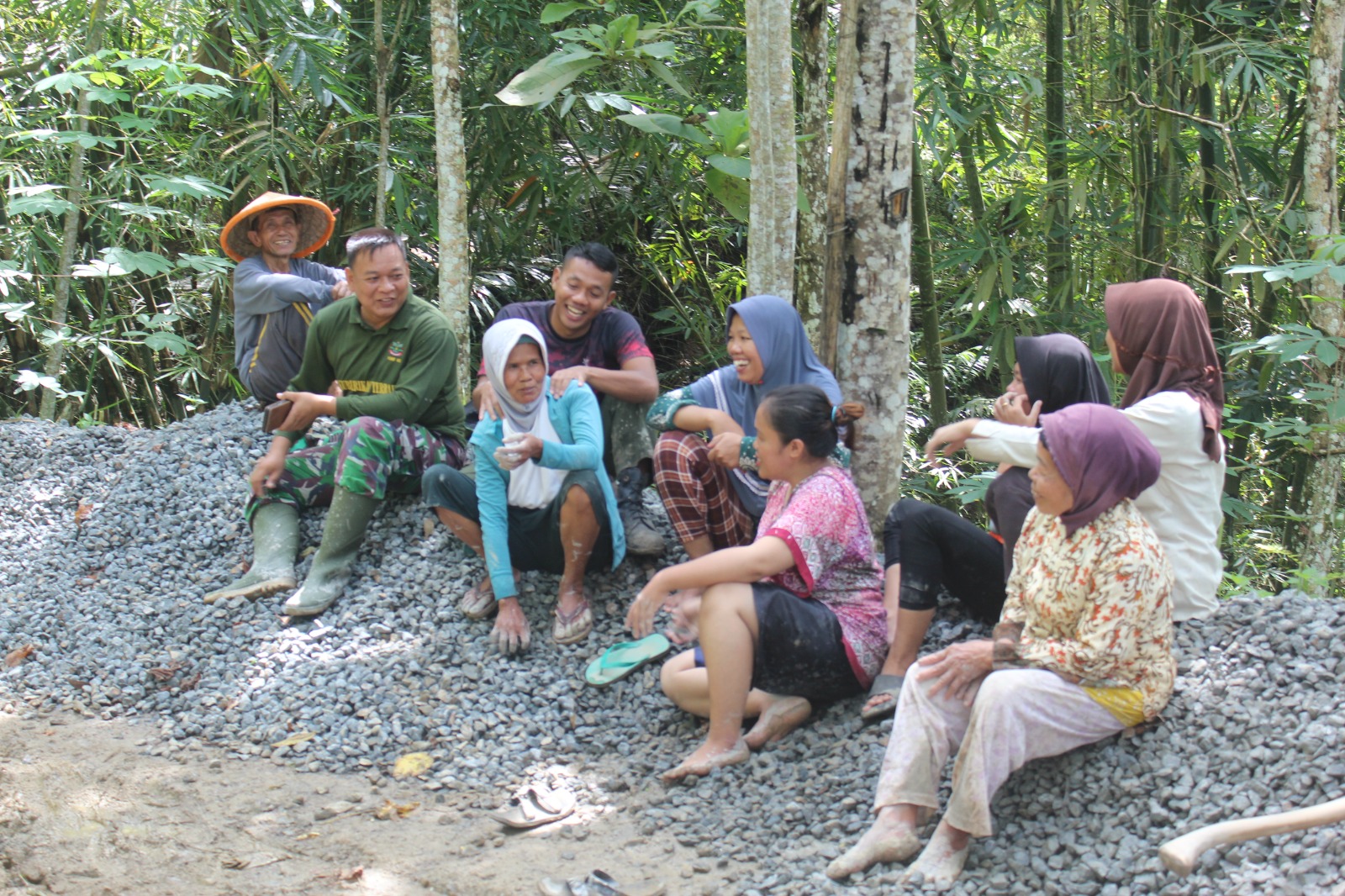 Tawa di Sela Beton, Hangatnya Kebersamaan di Lokasi TMMD