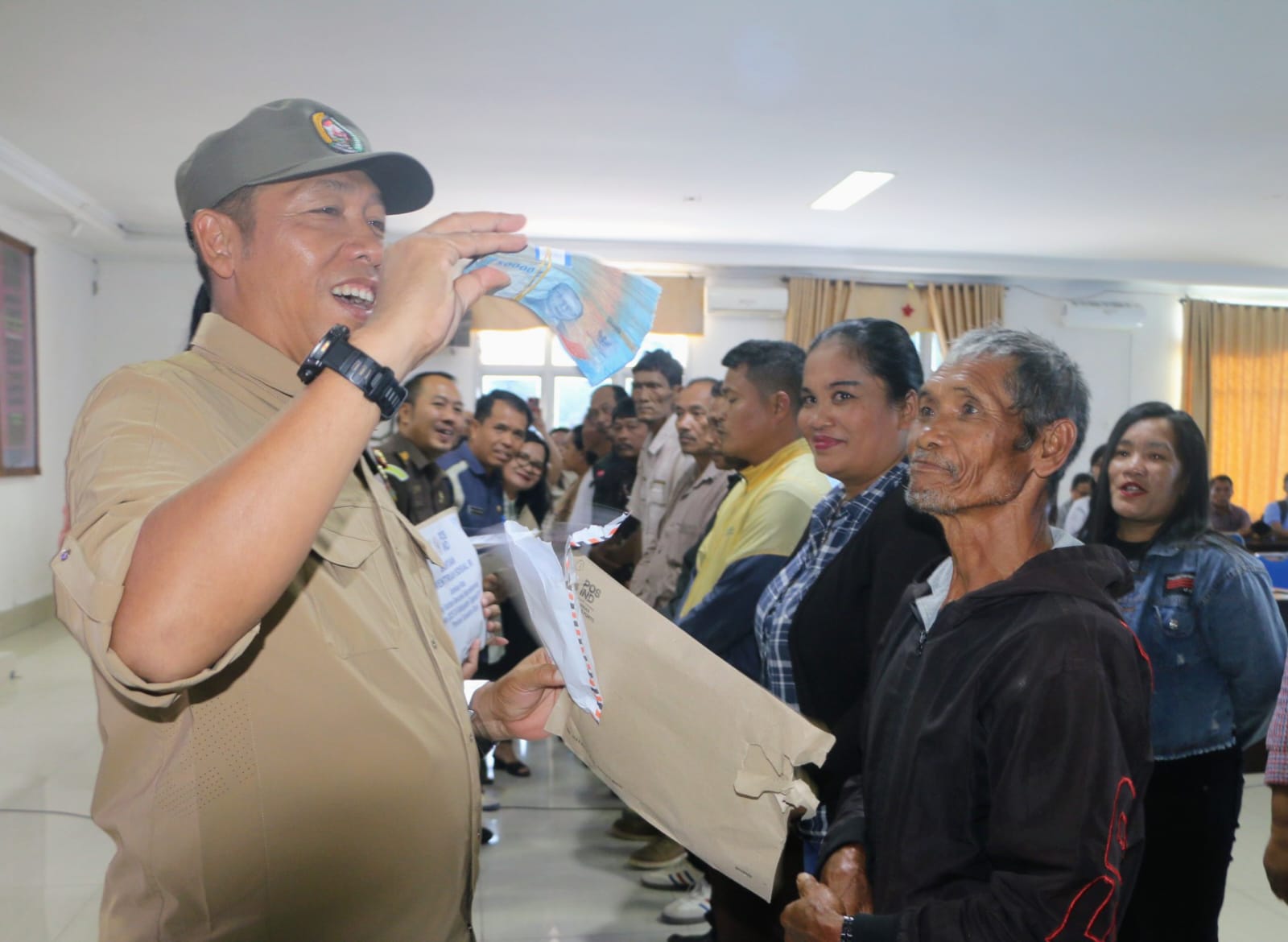 Bupati Tapanuli Utara JTP Hutabarat Serahkan Bantuan Jadup dari Kemensos RI bagi 434 KK, Doakan Masyarakat Terdampak dapat Pulih.