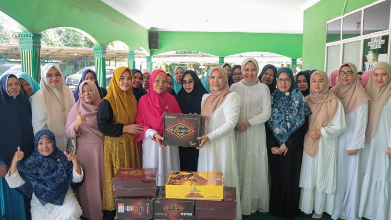 Ketua TP-PKK Sergai Hadiri Shalat Tasbih dan Pengajian di Martebing, 106 Lansia Terima Tali Asih