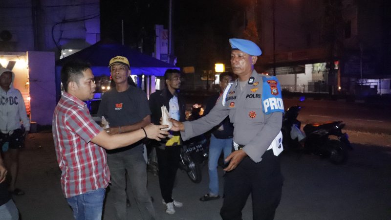Polres Langkat Gelar Sahur On The Road dan Bagikan 100 Nasi Sahur