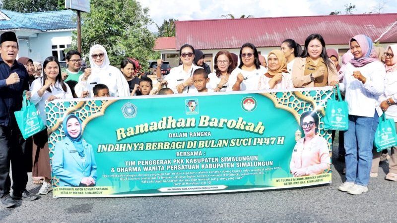 TP PKK dan DWP Kabupaten Simalungun Laksanakan Kegiatan Berbagi Takjil Bentuk Semangat Kebersamaan di Bulan Ramadhan 1447 H