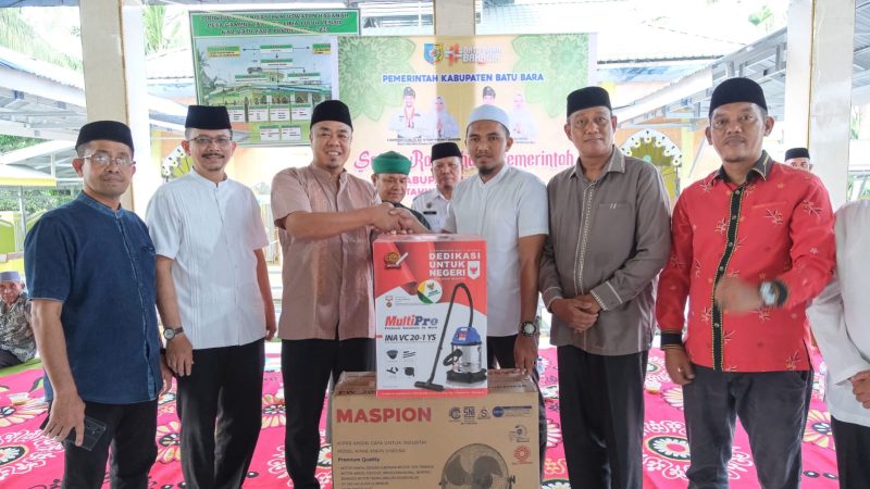 Safari Ramadan ke-12 di Desa Gambus Laut, Wabup Syafrizal Serahkan Bantuan dan Santunan