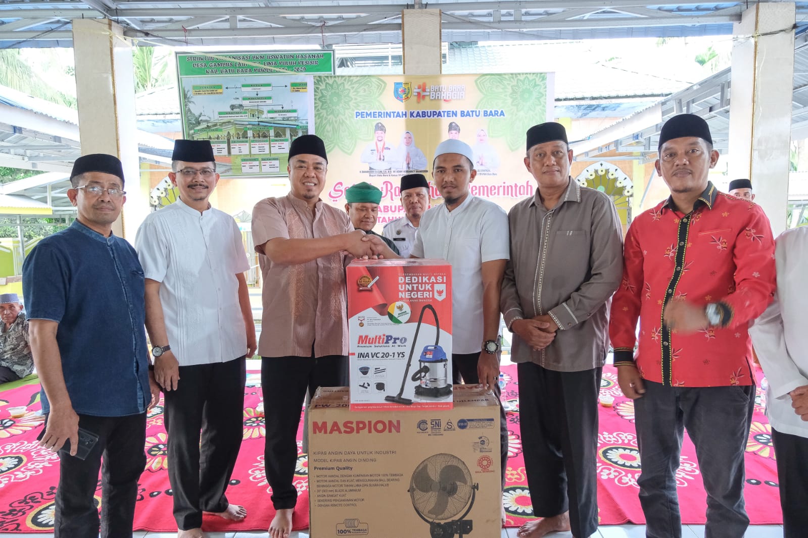 Safari Ramadan ke-12 di Desa Gambus Laut, Wabup Syafrizal Serahkan Bantuan dan Santunan
