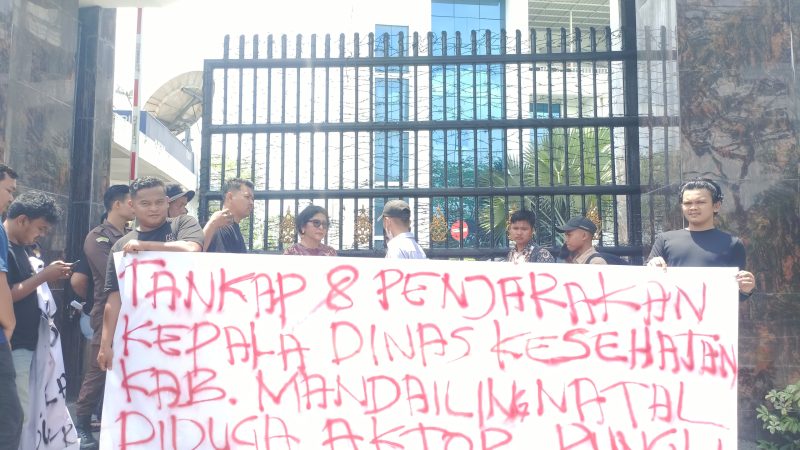 Diduga Kendalikan Setoran Pungli, GMPET SU Geruduk Kejati Sumut Laporkan Kadis Kesehatan Madina