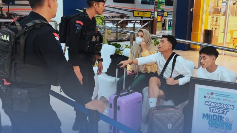 Personel Den Gegana Sat Brimob Poldasu Gelar Pengamanan di Stasiun KAI Medan dalam Operasi Ketupat Toba 2026