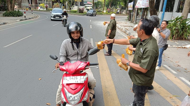 Wartawan DPRD Medan Berbagi Takjil di Bulan Ramadan, Wujud Kepedulian kepada Masyarakat