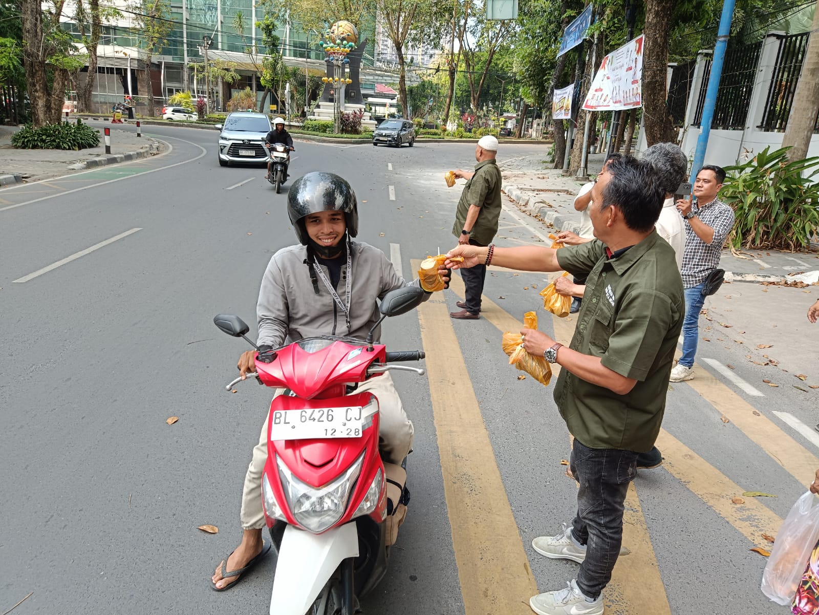 Wartawan DPRD Medan Berbagi Takjil di Bulan Ramadan, Wujud Kepedulian kepada Masyarakat