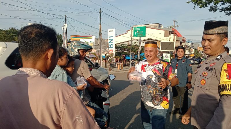 Ratusan Paket Takjil Di Bagikan Bipass Kepada Warga Di Gunungsitoli