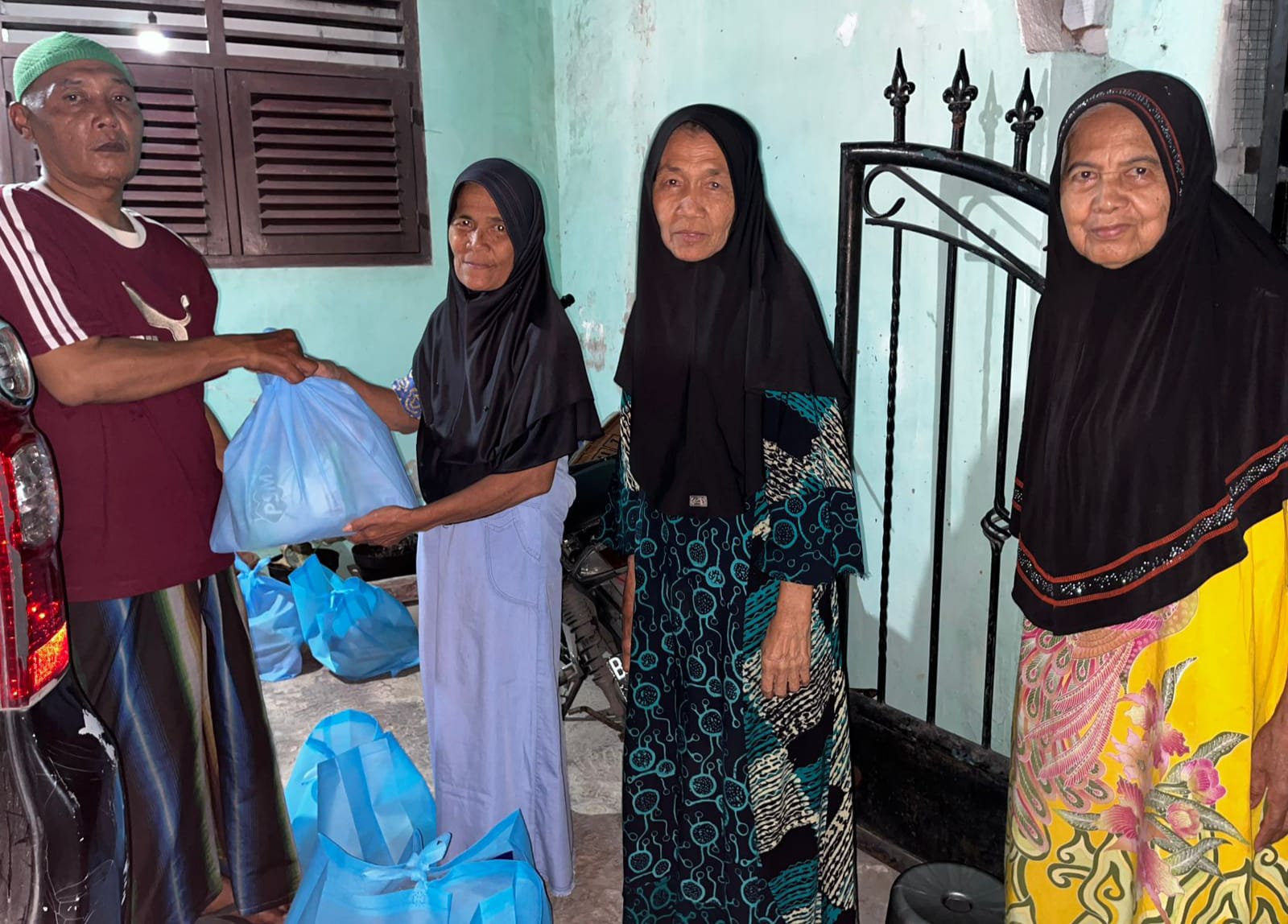 Jelang Idul Fitri, Yayasan PPU Salurkan Puluhan Paket Sembako Kepada Kaum Duafa dan Para Janda