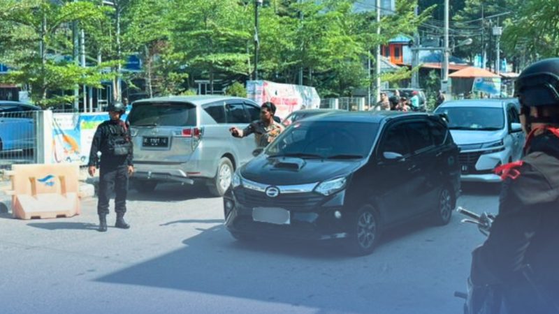 Brimob Sigap Urai Kemacetan di Ajibata, Bantu Penumpang Menyeberang di Tengah Padatnya Arus Lebaran