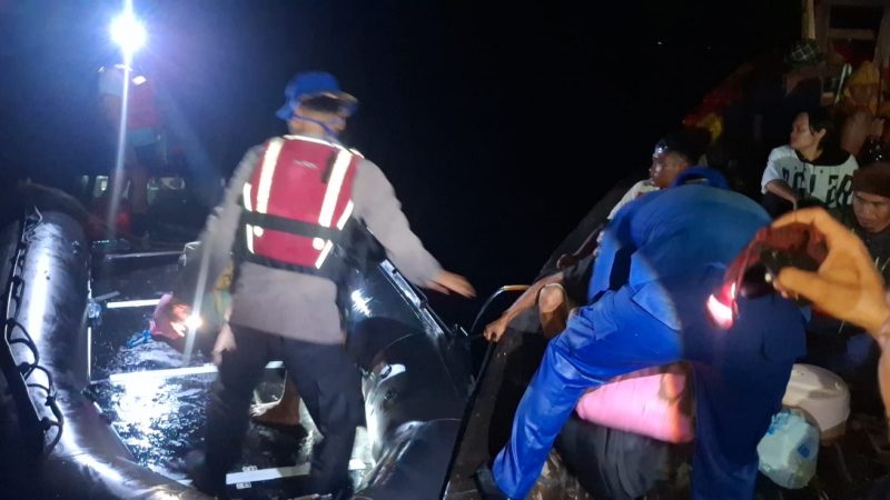 Aksi Sigap Polairud Tanjung Tiram Selamatkan Penumpang Kapal Rusak di Perairan Pulau Salah Namo