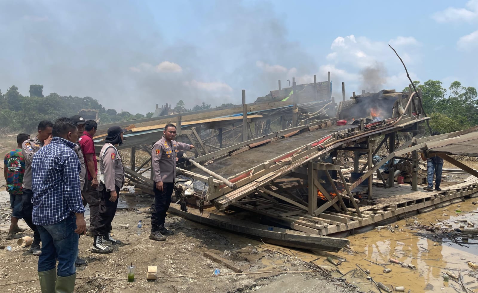 Cegah PETI, Polsek Peranap Bakar Rakit Dan Himbau Warga Hentikan Kegiatan Penambangan Illegal