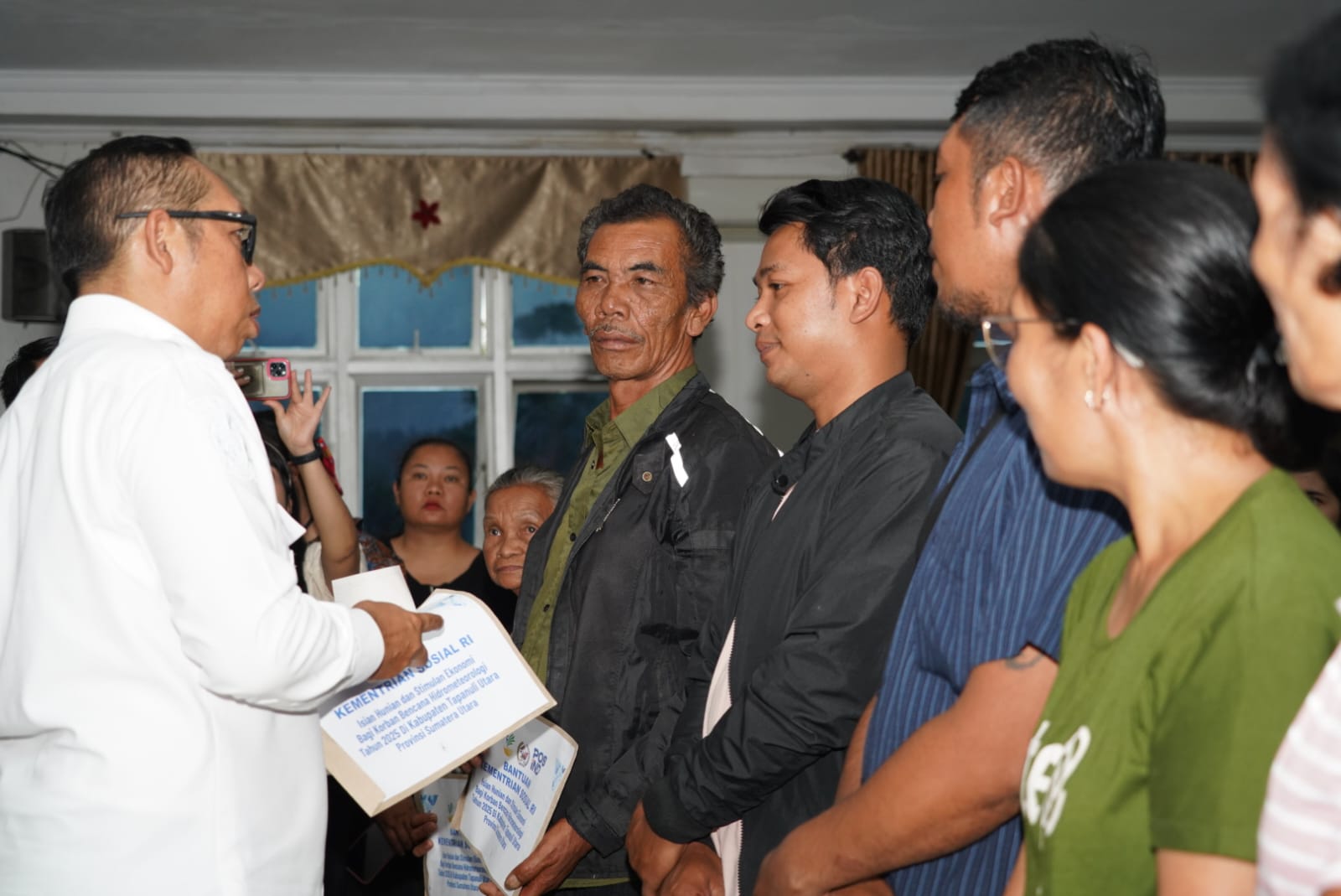 Kembali Salurkan Bantuan, ‎Bupati Taput Serahkan Bantuan Kemensos RI Senilai Rp2,9 Miliar bagi Korban Bencana Hidrometeorologi