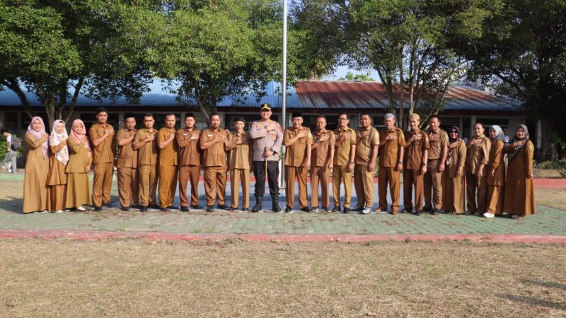 Pimpin Upacara di SMAN 1 Stabat,Kapolres Langkat Tekankan Disiplin Anti Narkoba dan Bijak Bermedsos