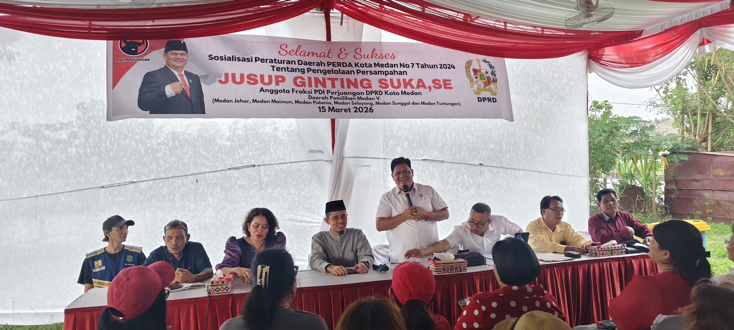 Diguyur Hujan Deras, Ribuan Warga Kecamatan Medan Selayang Tetap Antusias Hadiri Sosperda Persampahan Jusup Ginting
