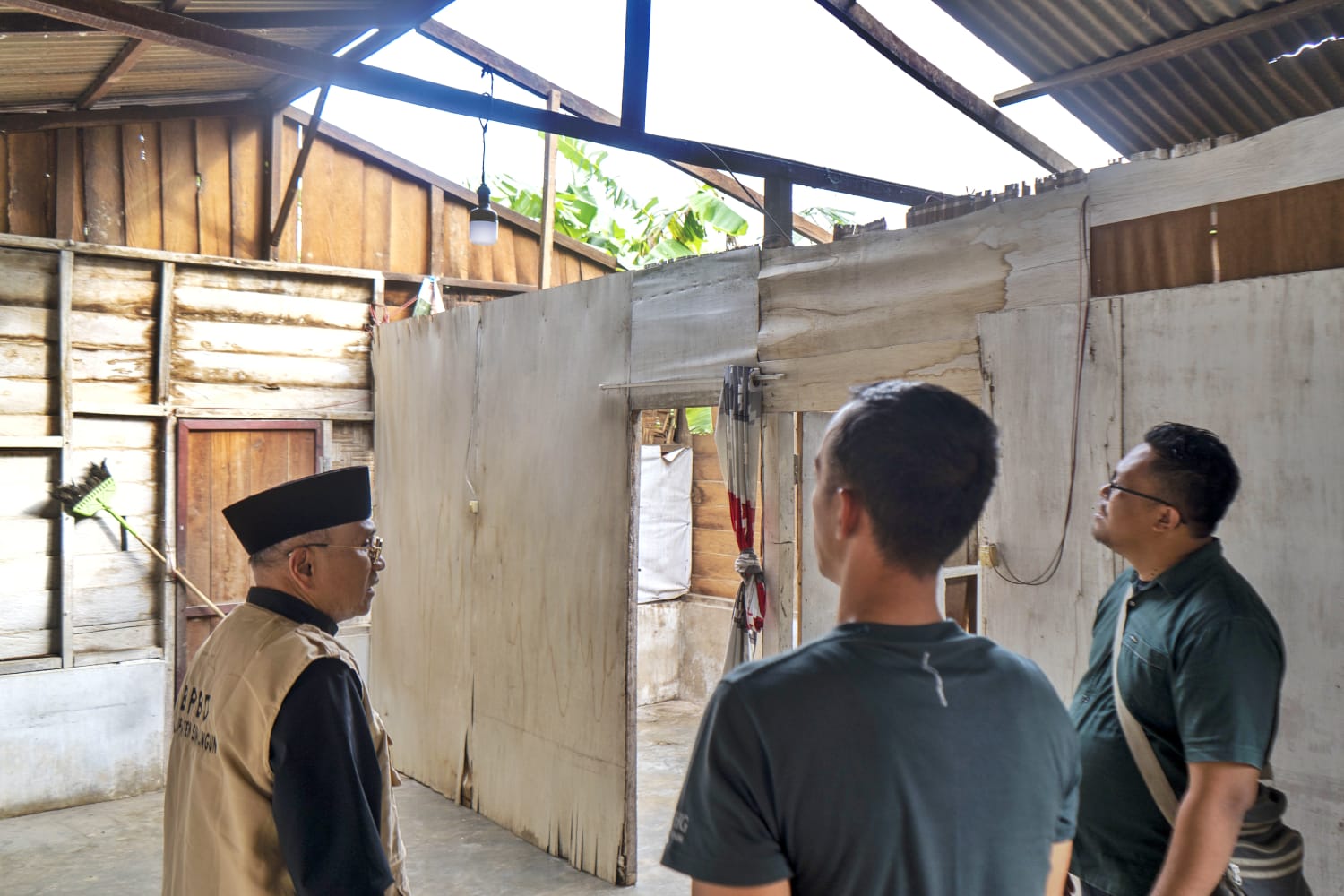 Bupati Simalungun Salurkan Bantuan Saat Tinjau Lokasi Bencana Angin Puting Beliung di Kecamatan Gunung Maligas