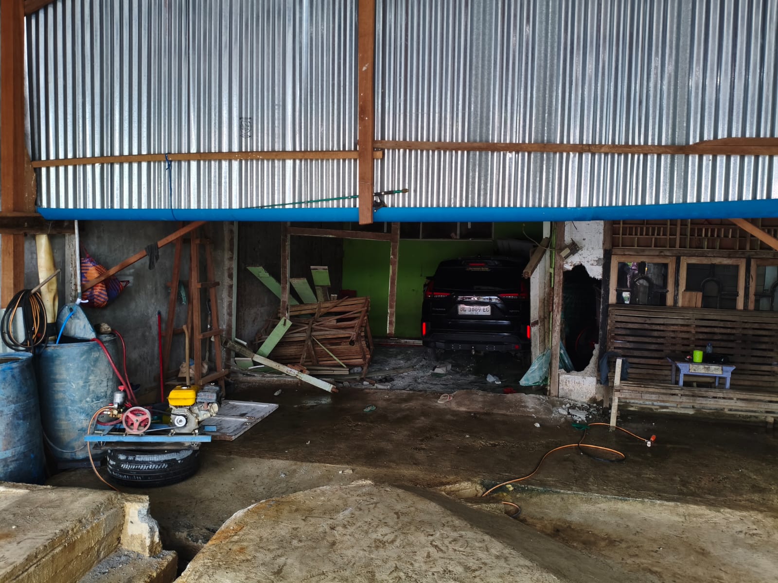 Diduga Salah Injak Gas, Polisi Tangani Mobil Tabrak Rumah dan Dua Warga di Pante Ceureumen