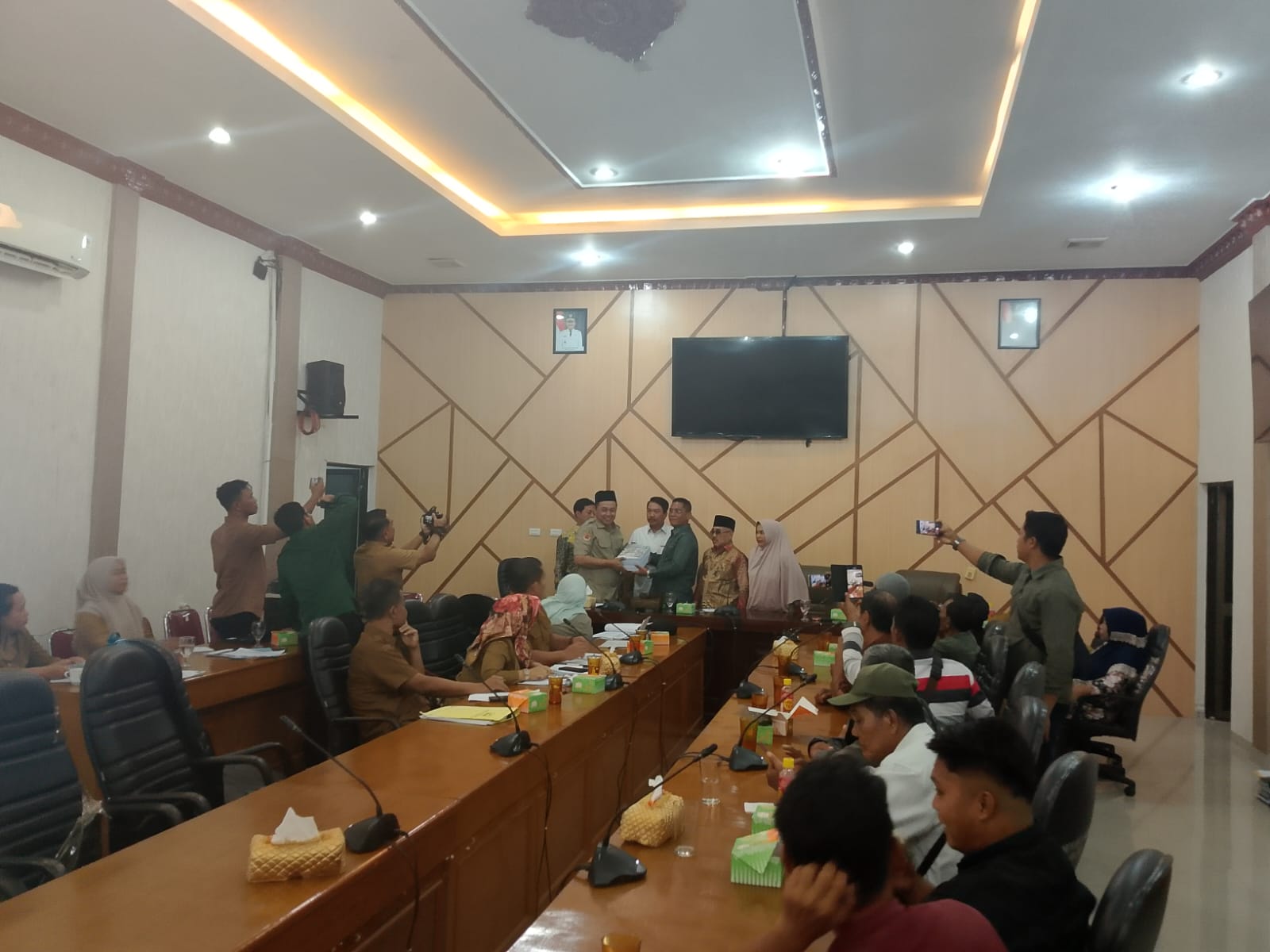RDP DPRD Langkat, Forum Warga Terdampak Banjir Desa Sekoci Serahkan Data 524 KK Terdampak Banjir
