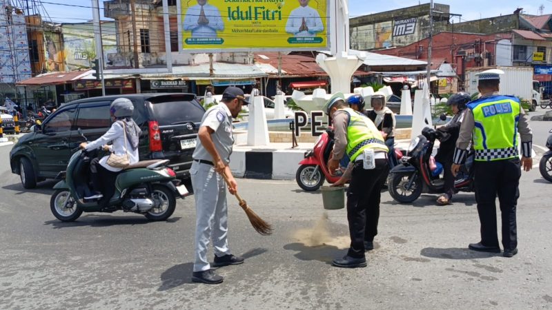 Respons Cepat Satlantas Polres Aceh Barat Tangani Tumpahan Minyak, Cegah Potensi Kecelakaan di Simpang Pelor