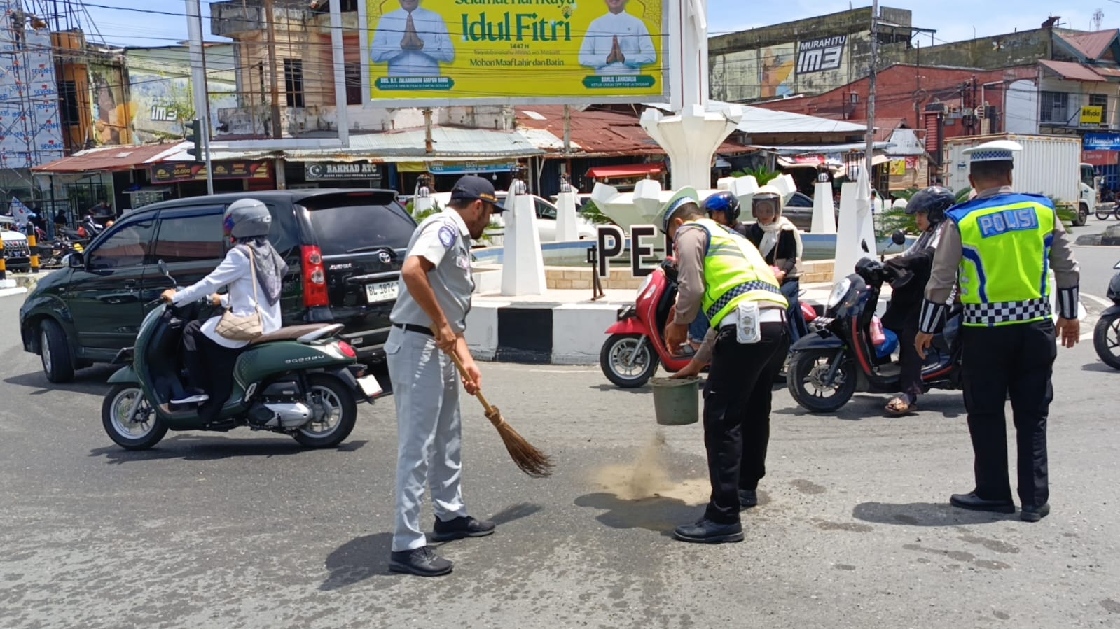Respons Cepat Satlantas Polres Aceh Barat Tangani Tumpahan Minyak, Cegah Potensi Kecelakaan di Simpang Pelor