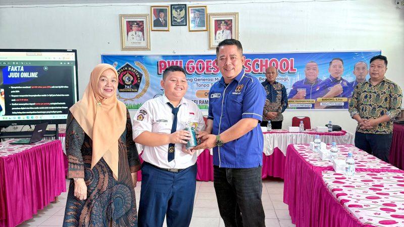 Cegah Judi Online Sejak Dini, PWI Sergai Goes to School Beri Edukasi di SMPN 1 Sei Rampah