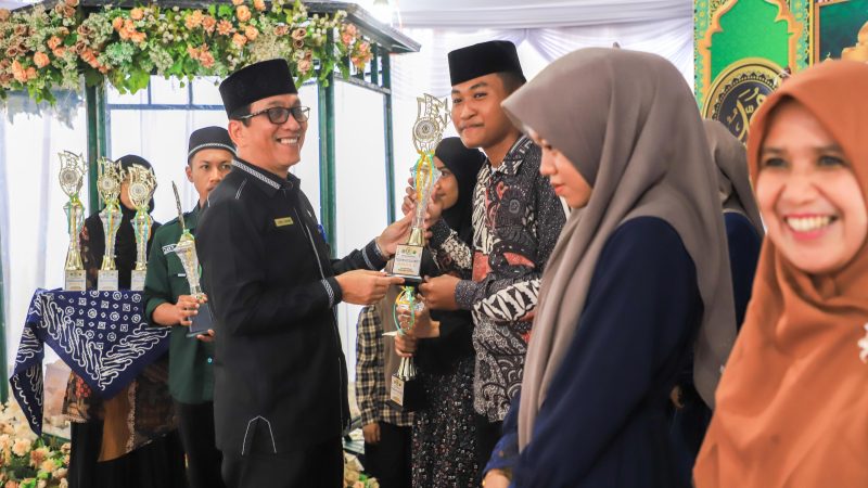 Wali Kota Diwakili Asisten Perekonomian dan Pembangunan Setdako Serahkan Piala Juara Umum MTQN ke-55 Tingkat Kecamatan Siantar Utara kepada Kelurahan Martoba