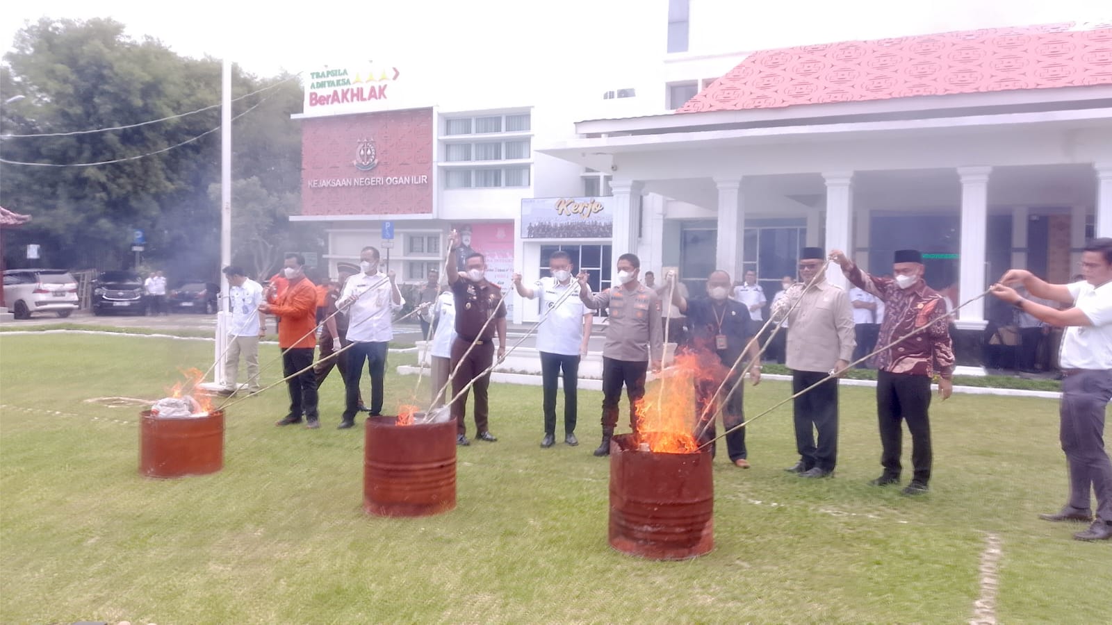 Bupati Panca Hadiri Pemusnahan Barang Bukti Narkotika Di Kejari Ogan Ilir