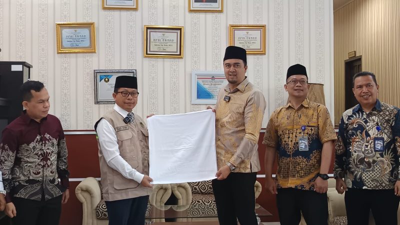 Dirut Perumda Tirtanadi Bagikan 5. 974 Handuk Untuk Jamaah Calon Haji Embarkasi Medan