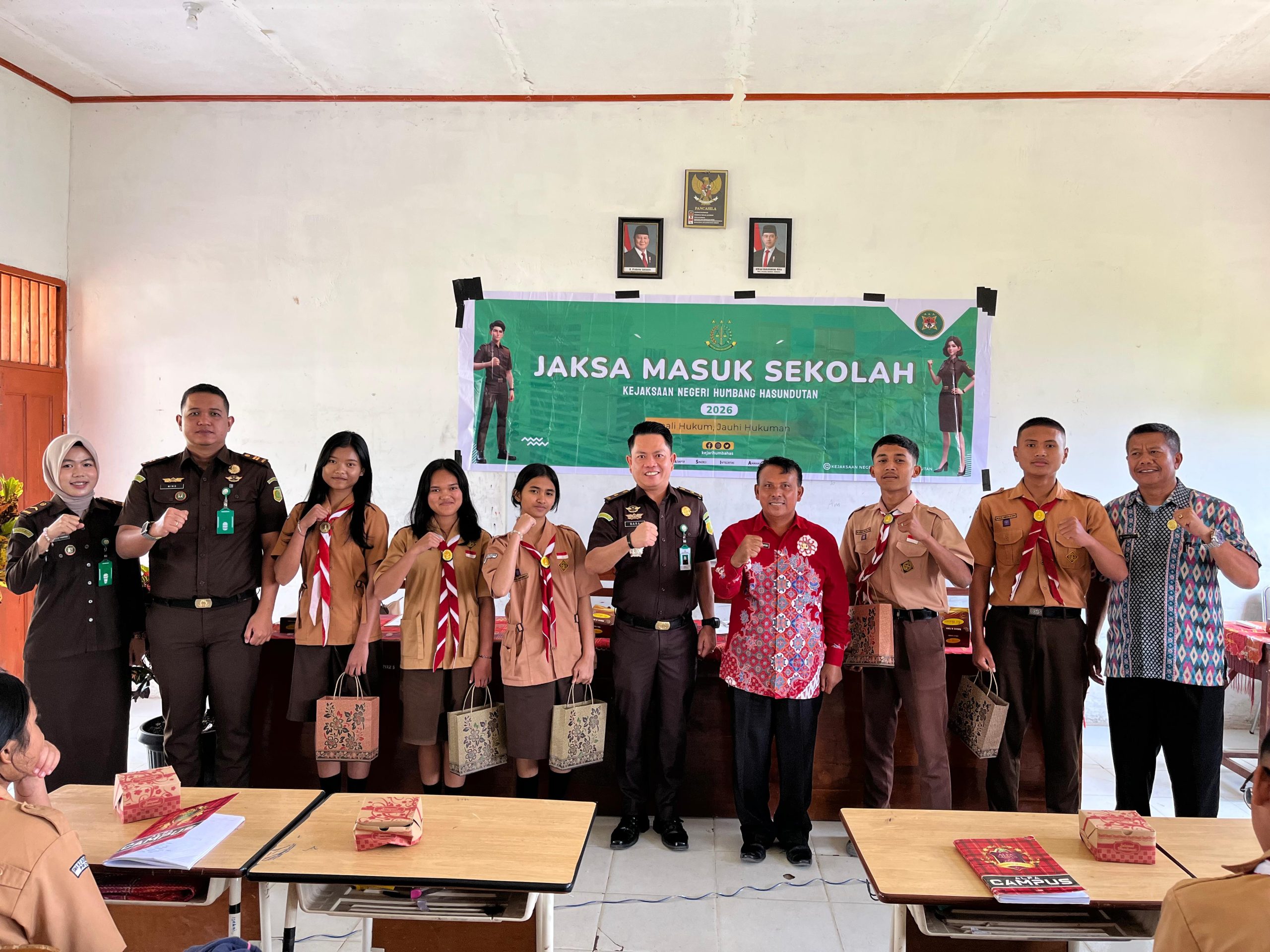 Kejaksaan Negeri Humbang Hasundutan Laksanakan Kegiatan ” Jaksa Masuk Sekolah ” Di SMA N 2 Doloksanggul