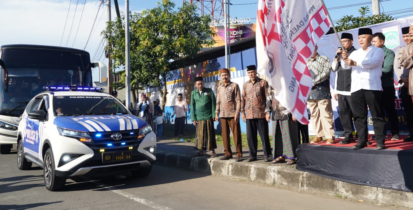 Pemkab Malang Lepas Kloter 14 Jamaah Haji, 358 Orang Siap Menuju Tanah Suci