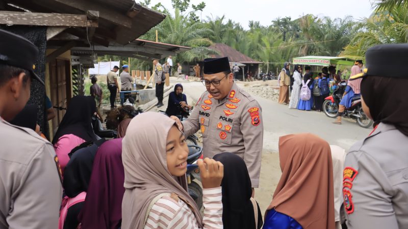 Kapolres Langkat Tinjau Langsung Renovasi Jembatan Merah Putih Sang Bhayangkara di Secanggang