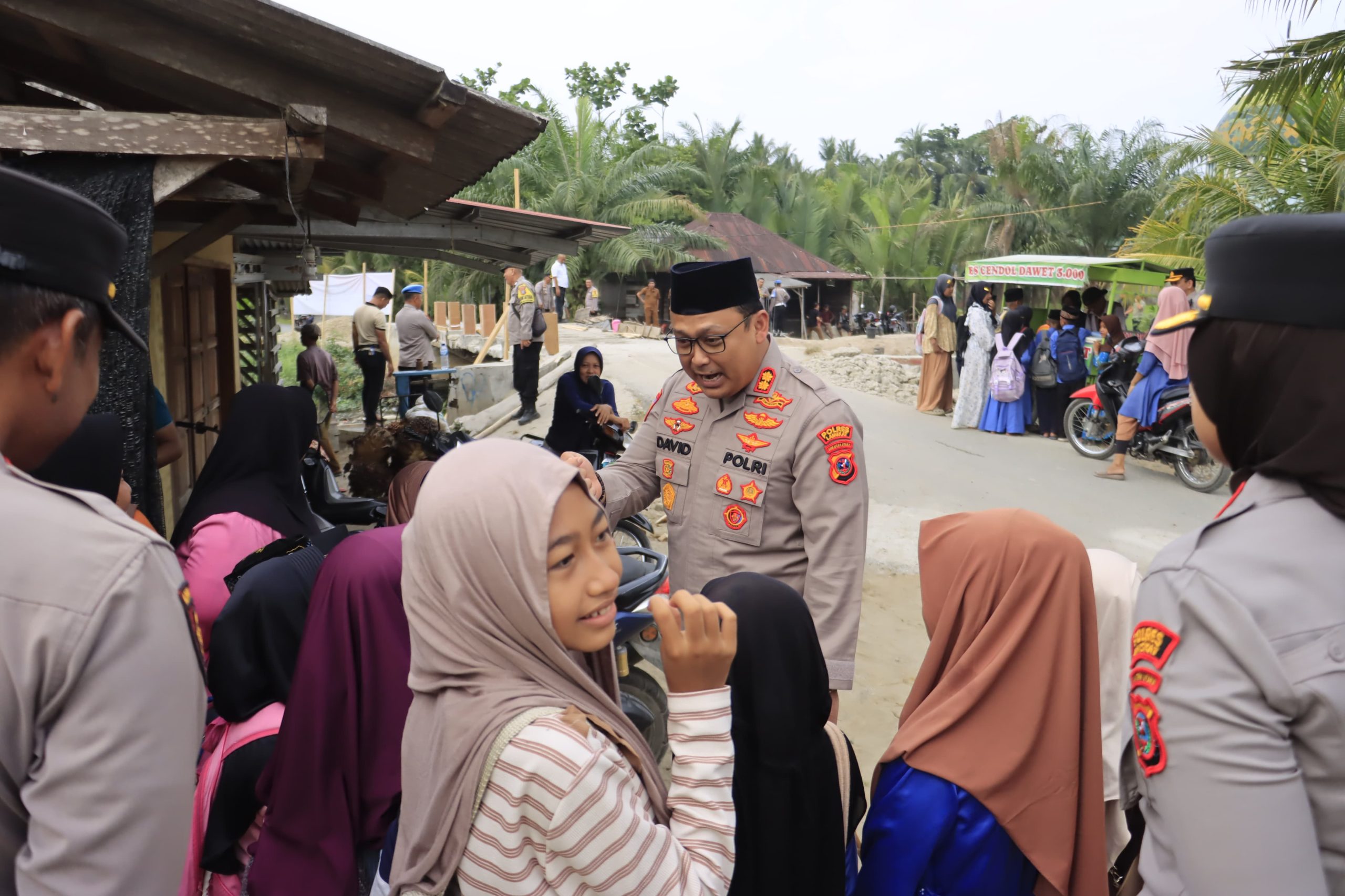 Kapolres Langkat Tinjau Langsung Renovasi Jembatan Merah Putih Sang Bhayangkara di Secanggang