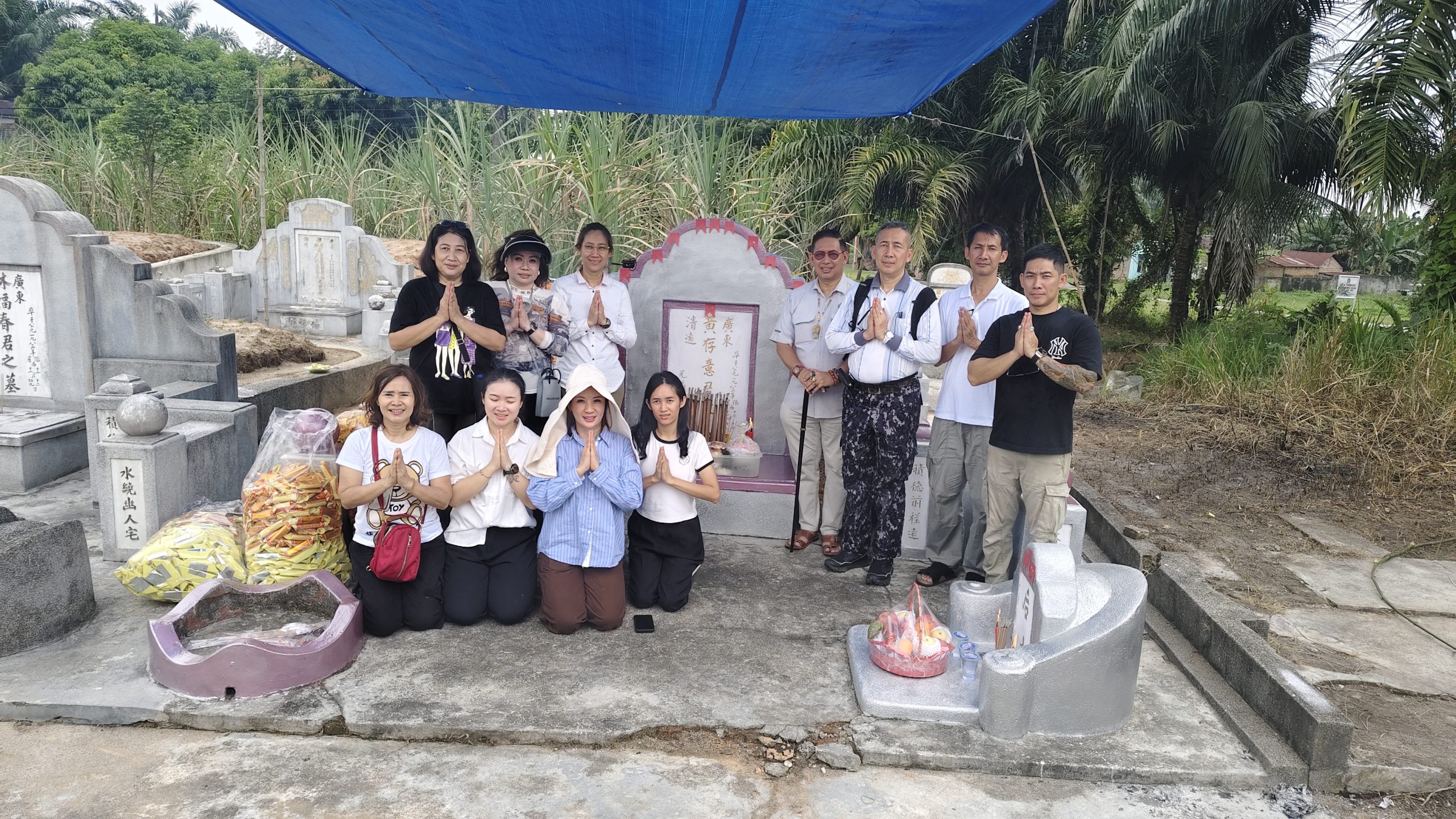 Cheng Beng, Ketua DPRD Medan Doakan Leluhur Bersama Keluarga Besar di Rantau Prapat